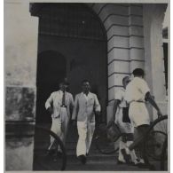 Après son élection, le président Le Van Hoach va rejoindre ses amis. [description provisoire]