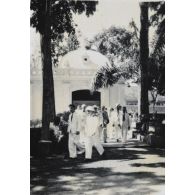 Dans le cadre de la prestation de serment du président Hoach, de hautes personnalités cheminent ensemble. [description provisoire]