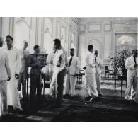 De hautes personnalités rassemblées lors de la prestation de serment du président Hoach. [description provisoire]