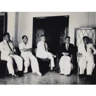 De hautes personnalités rassemblées dans le cadre de la prestation de serment du président Hoach. [description provisoire]