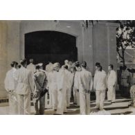 Un rassemblement de hautes personnalités durant la prestation de serment du président Hoach. [description provisoire]