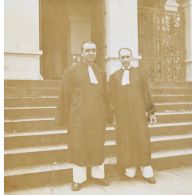 De gauche à droite : M. M. Bianchi et Jacquemart, avocats de la défense. [description provisoire]