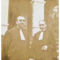 De gauche à droite : M. M. Bianchi et Jacquemart, avocats de la défense. [description provisoire]