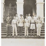 Devant le Palais de justice, le lieutenant colonel Sompeyrac, président du tribunal militaire permanent et le personnel de la Cession du 23 décembre 1946. [description provisoire]