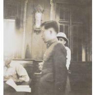 Lors du procès des criminels de guerre japonais, l'accusé, le lieutenant Tava, fait face aux juges. [description provisoire]