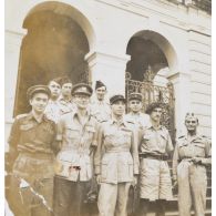Devant le palais de justice, le lieutenant colonel Sompeyrac, président du tribunal militaire permanent de Saigon (au milieu) et le personnel de la cession du 23-12-46. [description provisoire]