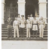 Devant le palais de justice, le lieutenant colonel Sompeyrac, président du tribunal militaire permanent de Saigon (au milieu) et le personnel de la cession du 23-12-46. [description provisoire]