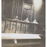 Pendant le procès. [description provisoire]