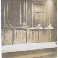 Pendant le procès. [description provisoire]