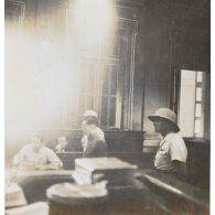 Fin mars 1945 : la troupe commandée par le lieutenant japonais Tava (?) a saccagé la station agricole Danplais à Paksong et molesté les francais qui y résidaient. Le lieutenant Tava comparait devant ses juges. [description provisoire]