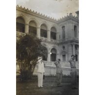 Au palais fédéral, de hautes personnalités font le salut au drapeau. [description provisoire]