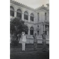Au palais fédéral, de hautes personnalités font le salut au drapeau. [description provisoire]