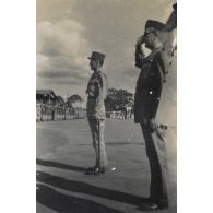 Le général Leclerc, inspecteur général des troupes d'Afrique du Nord, en mission en Indochine. [description provisoire]