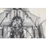 La statue du Bienheureux Le Van Gam devant l'église Saint-Philippe à Saigon. [description provisoire]