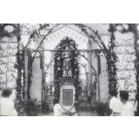 La statue du Bienheureux Le Van Gam devant l'église Saint-Philippe à Saigon. [description provisoire]