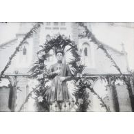 La statue du Bienheureux Le Van Gam devant l'église Saint-Philippe à Saigon. [description provisoire]