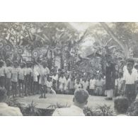 Une scène théâtrale jouée par les enfants. [description provisoire]