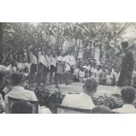 Une scène théâtrale jouée par les enfants. [description provisoire]