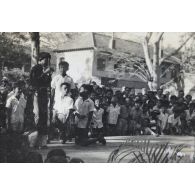 Une scène théâtrale jouée par les enfants. [description provisoire]