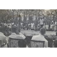 Une scène théâtrale jouée par les enfants. [description provisoire]