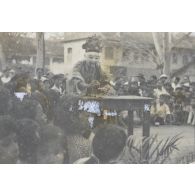 Une scène théâtrale jouée par les enfants. [description provisoire]