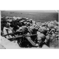 Maroc -1943 Meknes - peloton mitrailleur en manœuvre. [légende d'origine]