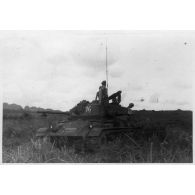 INDOCHINE 1954 - mon char de Commandant d'escadron Armagnac (M24 Chaffee). [légende d'origine]