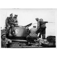 1953 - " Armagnac" - Darse en liaison ( M24 Chaffee). [légende d'origine]
