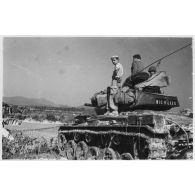 Indochine 1954 - en opération - Sous-lieutenant Charron (M24 -Chaffee). [légende d'origine]