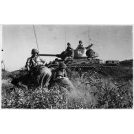 (Char M24 -Chaffee ) "Armagnac" en liaison radio avec les "pédestres". [légende d'origine]
