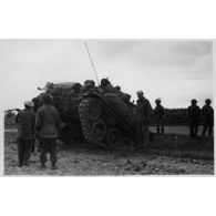 On installe le câble…  (char M24 -Chaffee dans le fossé). [légende d'origine]