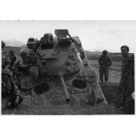 L'attraction du jour, avec des allures d'épave (char M24 -Chaffee dans le fossé). [légende d'origine]