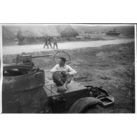 THAI BINH - mon Half track de Commandement, l'attente radio (avec un appareil photo Leica). [légende d'origine]
