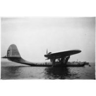 La Croix du Sud" au large de Dakar - juillet 1934. [légende d'origine]<br>