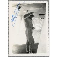 Juillet 1934 les essais de "La croix du sud" Cdt Bonnot a fait prendre le baptème de l'air à Gillette de Boisboissel et Edith Coutance, à bord de "La Croix du sud" - dédicacée. [légende d'origine]<br>