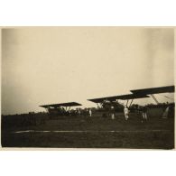 Escadre Vuillemin (les cocottes) : 20 novembre 1933 -Ouakam. [légende d'origine]<br>