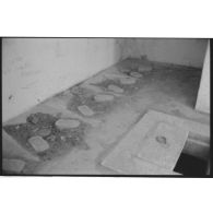 Fort de la Croix de Bretagne. Latrines - 1992. [légende d'origine]
