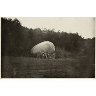 [Un ballon dans un pré].