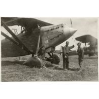 [Une piste d'aviation du camp de Valdahon avec avion Potez et pilotes].
