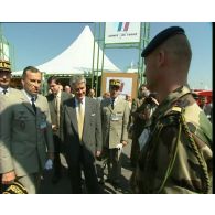 Visite d'Alain Richard, ministre de la Défense au salon Eurosatory 2000.