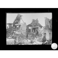 [Décombres dans une rue de Nouvron-Vingré].