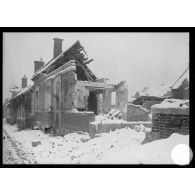 [Décombres dans une rue de Nouvron-Vingré].