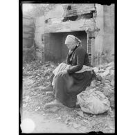 Retour au foyer détruit. [légende d'origine]