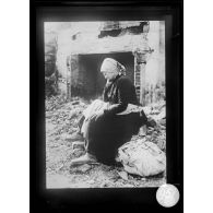 Retour au foyer détruit. [légende d'origine]