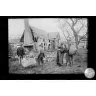 Le retour au foyer détruit, Oise, 1917. [légende d'origine]