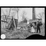 Le retour au foyer détruit, Oise, 1917. [légende d'origine]