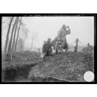 Transport de la soupe aux tranchées en 1ère ligne, Oise, 1917. [légende d'origine]
