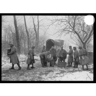 Le pinard arrive en 1ère ligne, Oise, 1916. [légende d'origine]