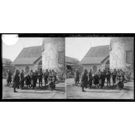 Epluchage de patates, Spahis, Oise, 1917. [légende d'origine]