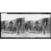 Levignan - Oise - Tunisiens, réception de la viande - Frigo. [légende d'origine]